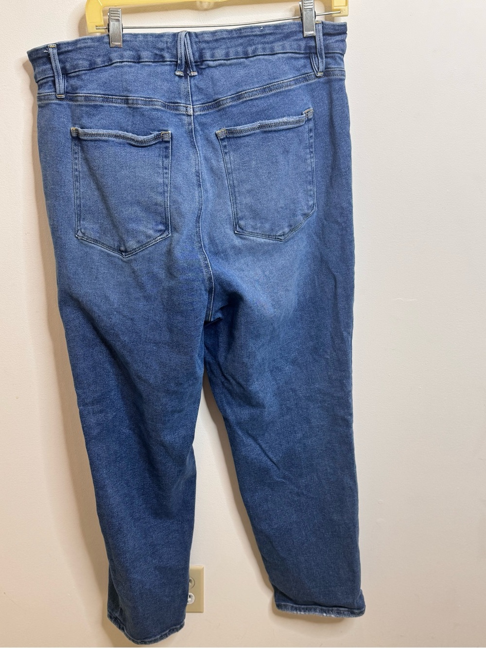 Good American Straight-Leg Jeans in Medium Blue Wash - Picture 2 of 3